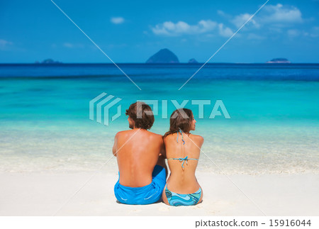 Couple on the beach 15916044