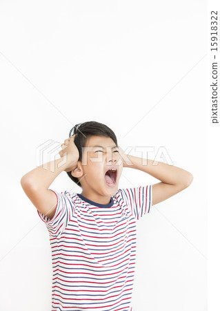 一個男孩抱著他的頭 15918322