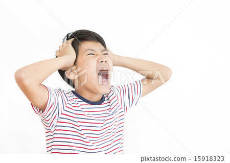 一個男孩抱著他的頭 15918323