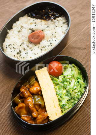 Stir-fry lunch box with chicken and green pepper 15918347