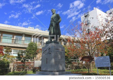 Bronze statue of Noguchi Hideyo 15930536