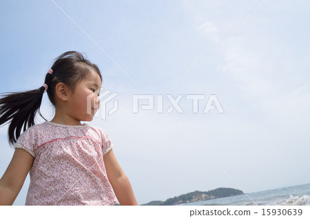 Girl playing at the seaside Girl playing at the seaside 15930639
