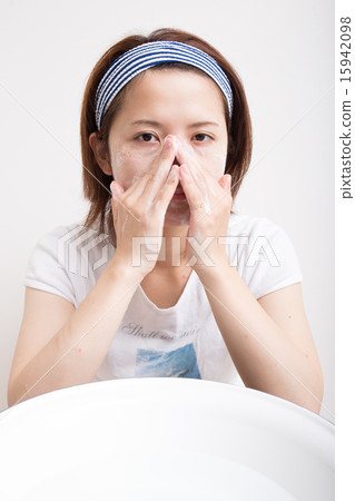 Women washing their face 15942098