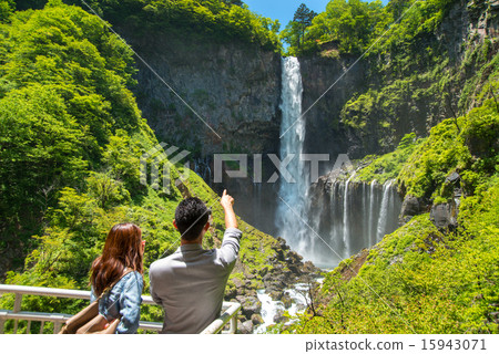 情侶和華嚴瀑布 15943071