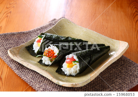 Hand rolled sushi 15968053