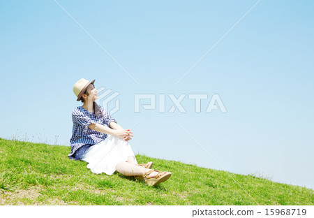 一個女人坐在山上休息 15968719