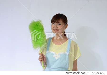 Housewife in an apron with static electricity hataki Housewife in an apron with static electricity hataki 15969372