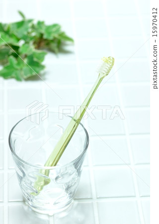 在玻璃杯子的牙刷 15970412