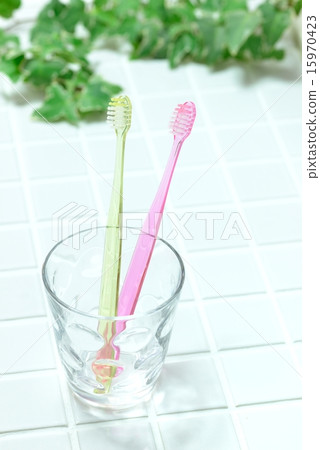 在玻璃杯子的牙刷 在玻璃杯子的牙刷 15970423