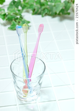 在玻璃杯子的牙刷 15970424