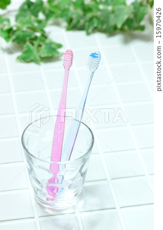 在玻璃杯子的牙刷 15970426