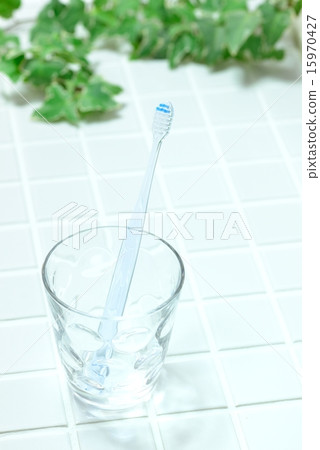 在玻璃杯子的牙刷 15970427