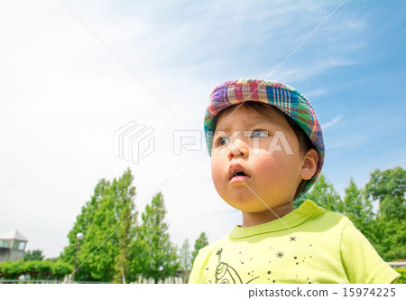 一個男孩很遠的地方 15974225