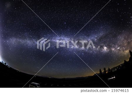 美瑛山的銀河系和北海道的Shinraku 15974615