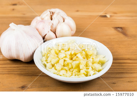 Chopped garlic with garlic bulb and cloves Chopped garlic with garlic bulb and cloves 15977010