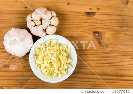 Chopped garlic with garlic bulb and cloves 15977012