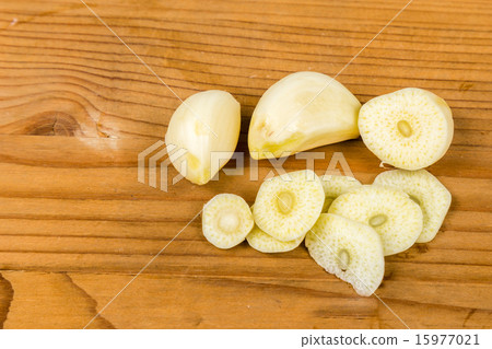 Peeled and sliced garlic cloves 15977021