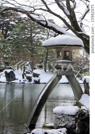 Kenrokuen in winter (Emperor Lantern) 15982875