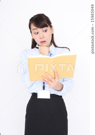女商人驚訝地看到筆記本 女商人驚訝地看到筆記本 15983049