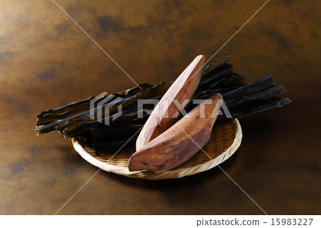 Soup ingredients (bonito and kombu) 15983227