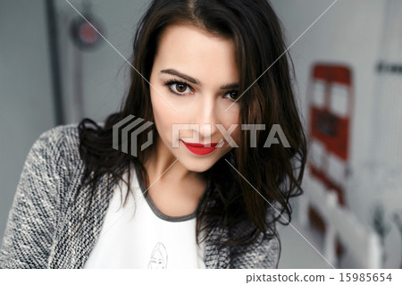 Emotsionalnaya Beautiful girl posing in camera Emotsionalnaya Beautiful girl posing in camera 15985654