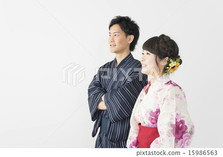 Young couple looking up in yukata 15986563