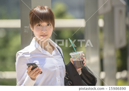 年輕的職業女性在移動時檢查電子郵件 年輕的職業女性在移動時檢查電子郵件 15986890