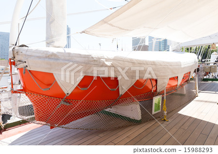 Ship's lifeboat 15988293