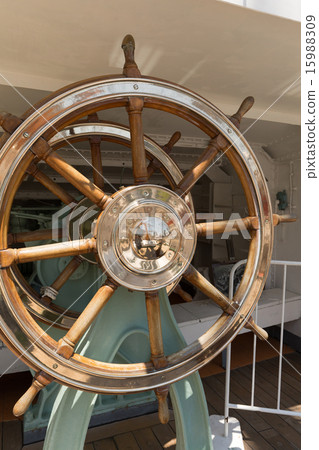 一艘船的方向盤 一艘船的方向盤 15988309