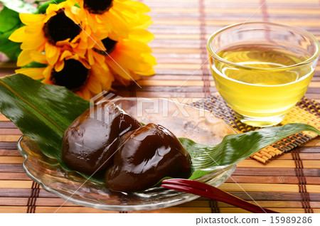 Brown sugar crab and cold tea 15989286