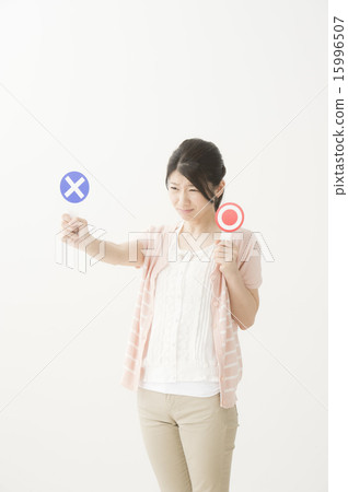 Women with ◯ × plate Women with ◯ × plate 15996507