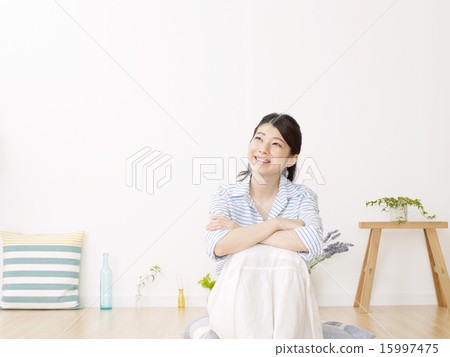一個在房間裡思考的女人 15997475