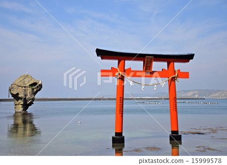 在北海道的Esashi-cho和嚴島神社的鳥居有瓶岩 15999578