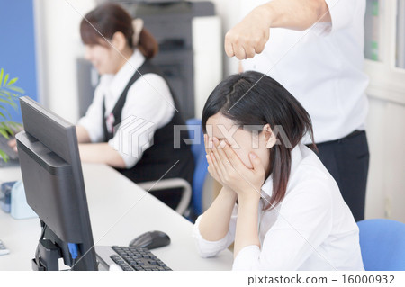 OL working in a real estate office 16000932