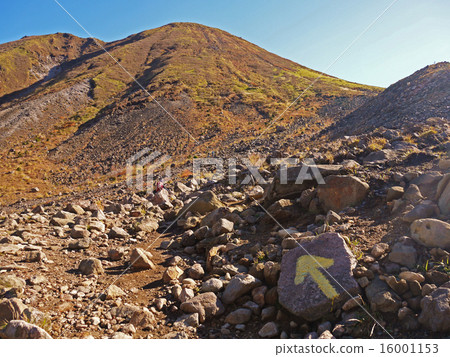 A view from the mountain trail at autumn climbing to Oita Prefecture Kuju Renjozan Mt. 16001153