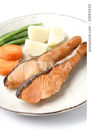 Grilled fish of salmon 16003810