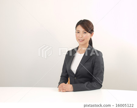 Businesswoman putting hands on the table Businesswoman putting hands on the table 16005122