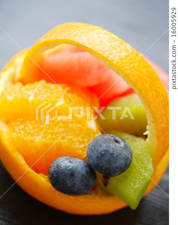 橙色籃子黑色背景（垂直位置高角度） 16005929