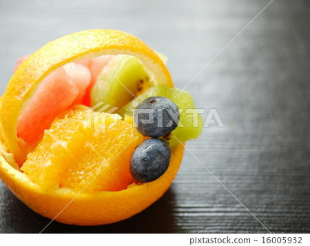 橙色籃子黑色背景(右空間) 橙色籃子黑色背景(右空間) 16005932