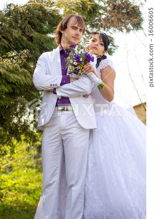 Elegant bride and groom posing together outdoors o 16006605