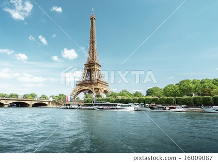 Seine in Paris with Eiffel tower in morning time 16009087