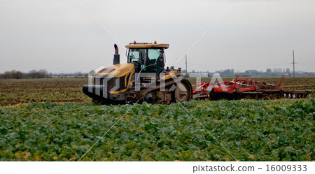 tractor cultivating 16009333