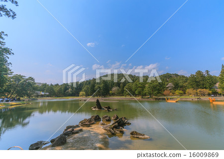 Ichigo寺的泉島和池塘中性石的Dejima石柱 16009869