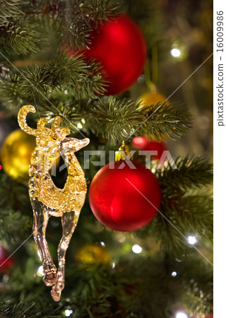New Year decorations on the christmas tree 16009986