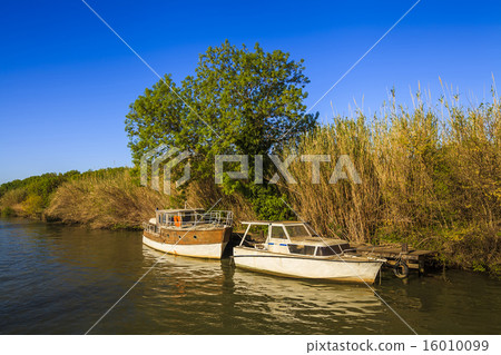 Two boats floating on the river 16010099