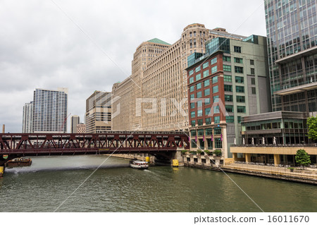 Metro Train on bridge over Chicago river Metro Train on bridge over Chicago river 16011670