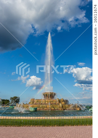 Buckingham fountain in Grant Park, Chicago 16011674