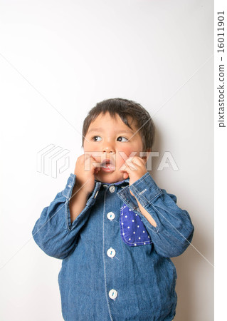 A boy deciding a pose 16011901