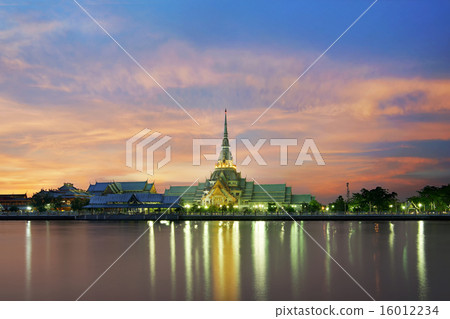 beautiful thai temple along the river 16012234