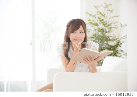 Young woman reading a book 16012935